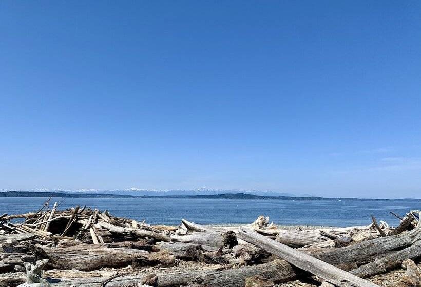 Tranquil 3br House With Balcony