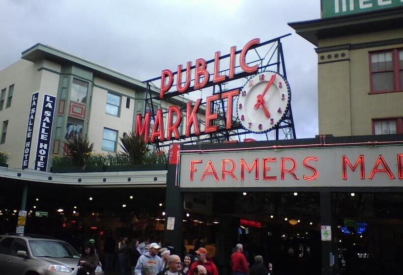 Tranquil 3br House With Balcony