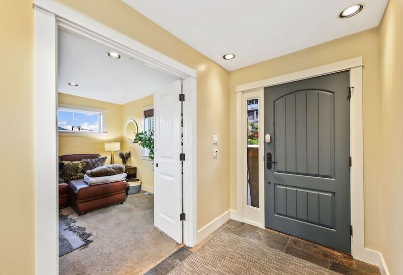 Tranquil 3br House With Balcony