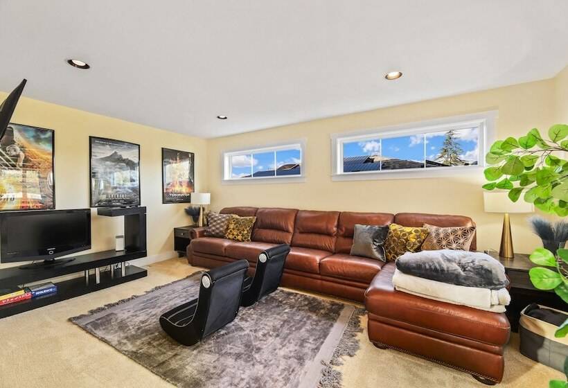 Tranquil 3br House With Balcony