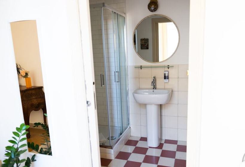 تختخواب و صبحانه Ausa Suites