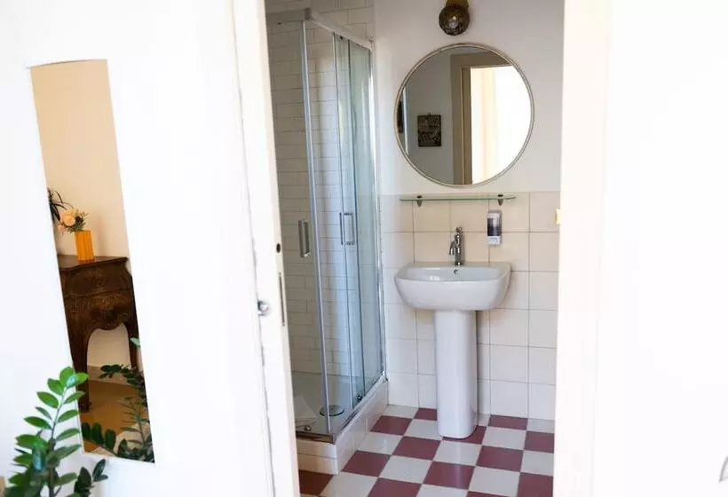 تختخواب و صبحانه Ausa Suites