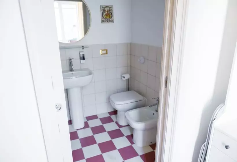 تختخواب و صبحانه Ausa Suites