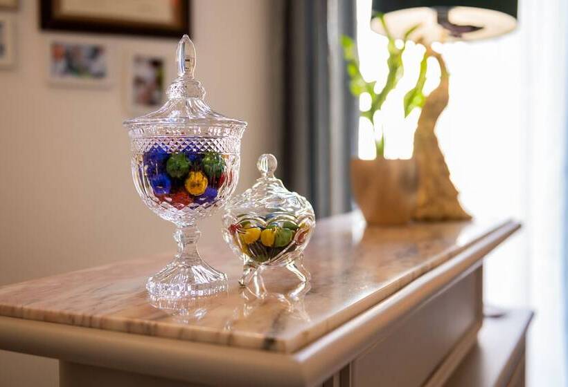 تختخواب و صبحانه Ausa Suites