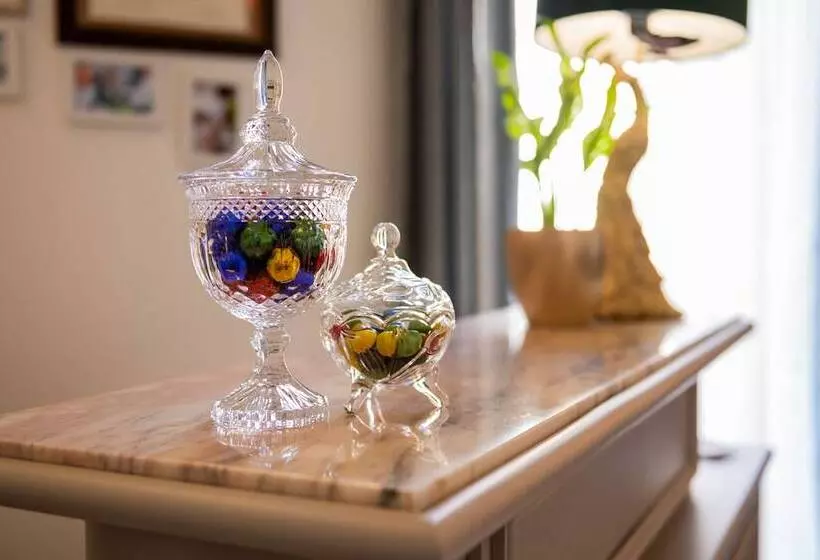 تختخواب و صبحانه Ausa Suites