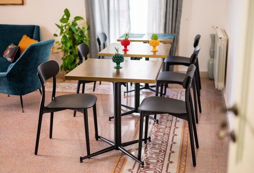 تختخواب و صبحانه Ausa Suites