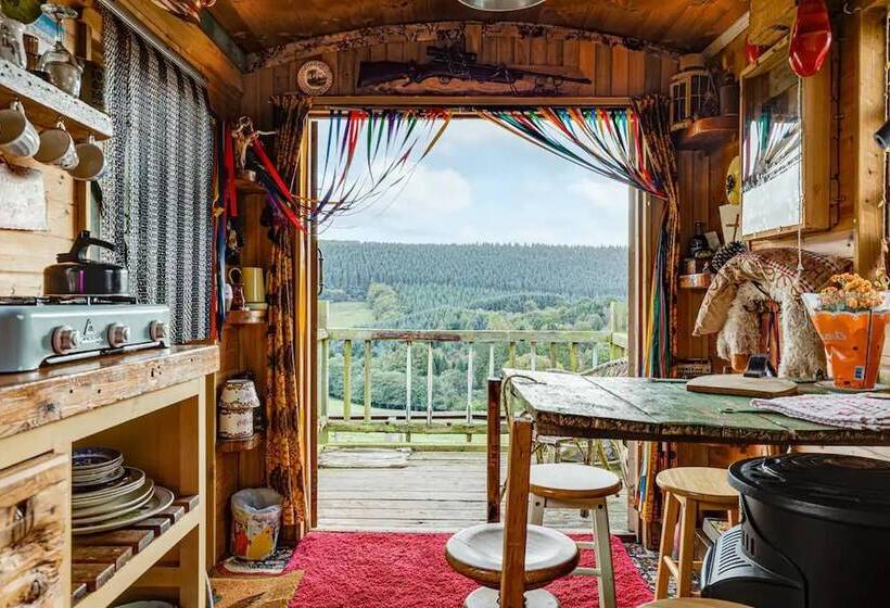 Glamping Wagon 1 X Double Bed, 2 X Single Bed