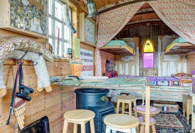 Glamping Wagon 1 X Double Bed, 2 X Single Bed