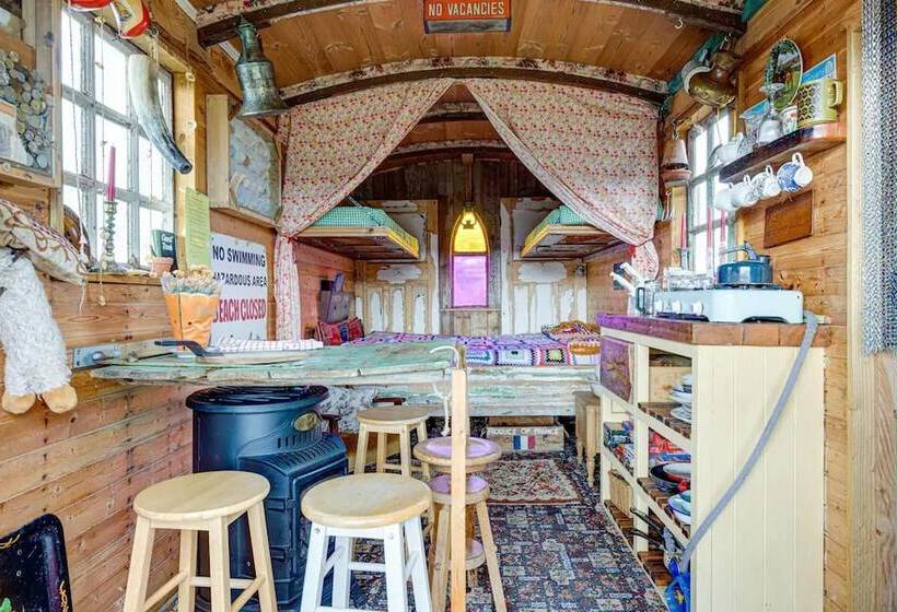 Glamping Wagon 1 X Double Bed, 2 X Single Bed