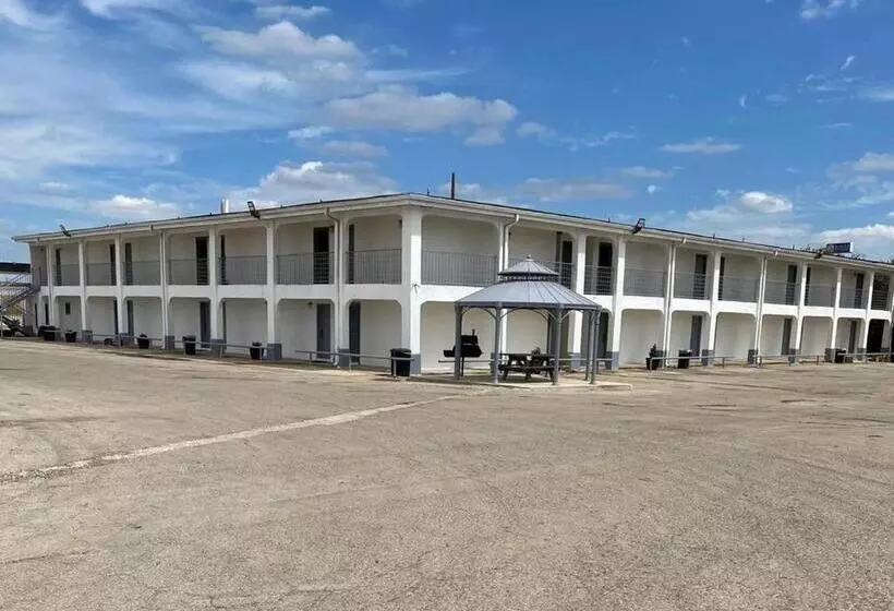 Hotelli Dilley Executive Inn