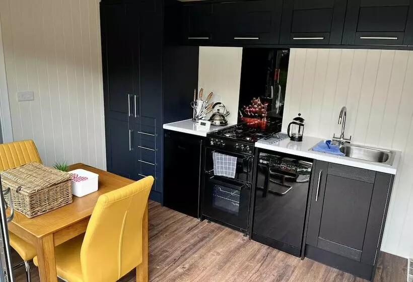 Hotelli Pine Boutique Lodge With Hot Tub For Couples & Dog