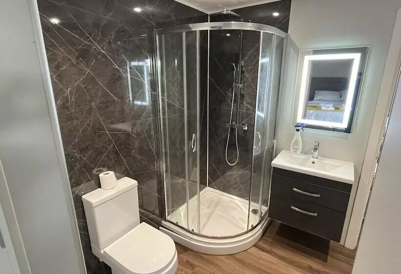 Hotelli Pine Boutique Lodge With Hot Tub For Couples & Dog