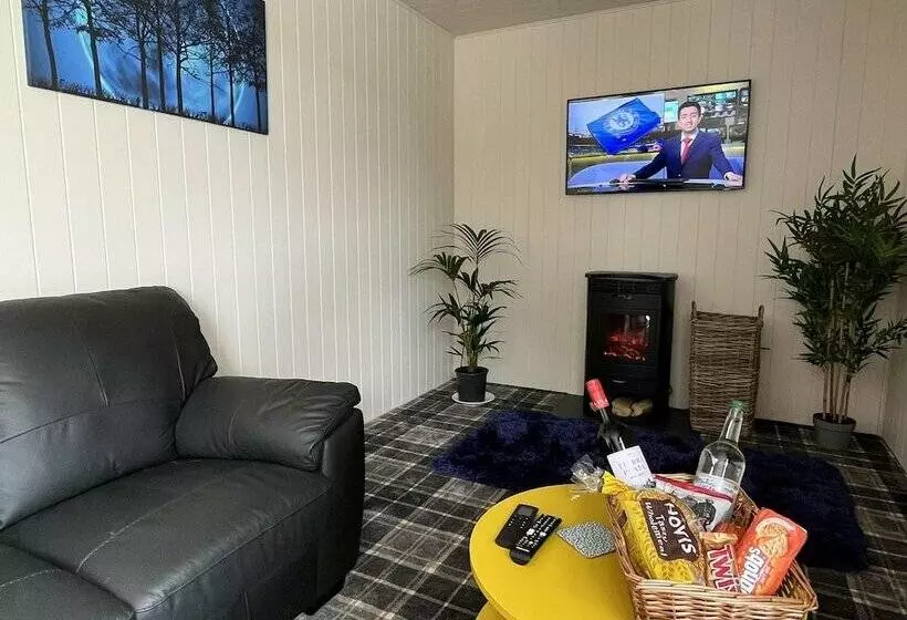 Hotelli Pine Boutique Lodge With Hot Tub For Couples & Dog