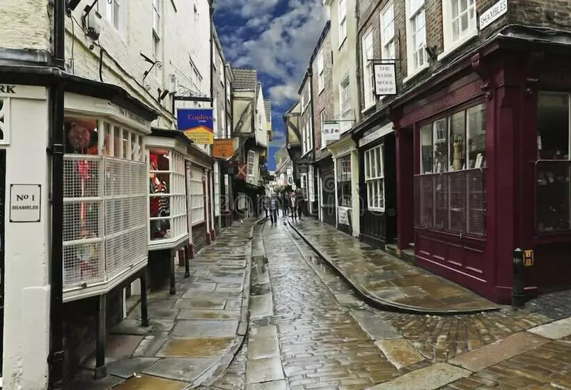 Hotelli Pine Boutique Lodge With Hot Tub For Couples & Dog