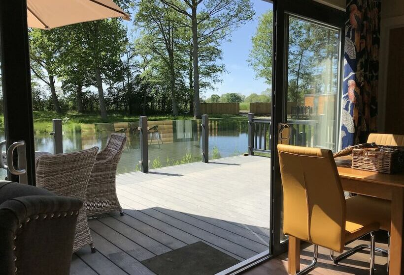 ホテル Pine Boutique Lodge With Hot Tub For Couples & Dog