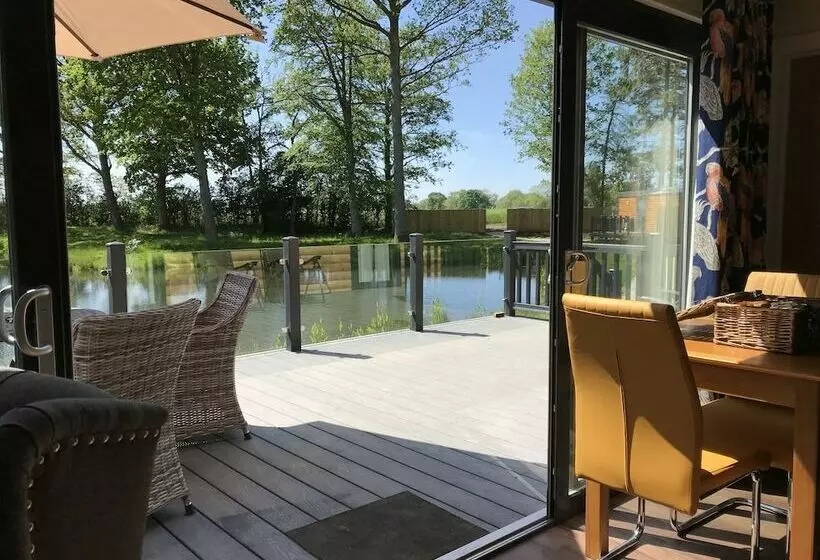 Hotelli Pine Boutique Lodge With Hot Tub For Couples & Dog