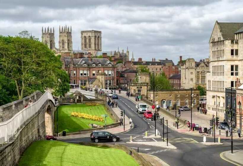 ホテル Pine Boutique Lodge With Hot Tub For Couples & Dog