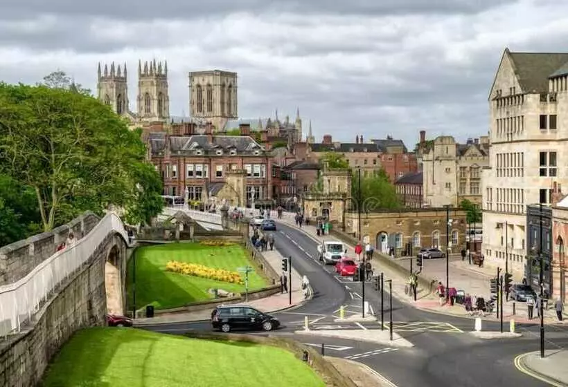 Hotelli Pine Boutique Lodge With Hot Tub For Couples & Dog