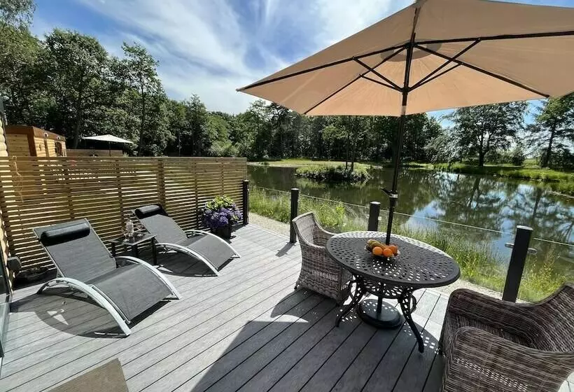 Hotelli Pine Boutique Lodge With Hot Tub For Couples & Dog