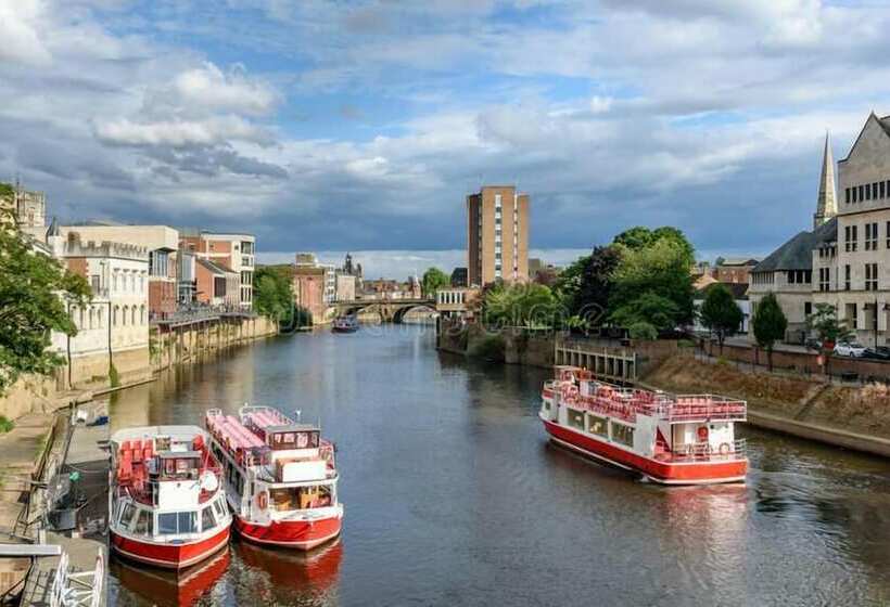 ホテル Pine Boutique Lodge With Hot Tub For Couples & Dog