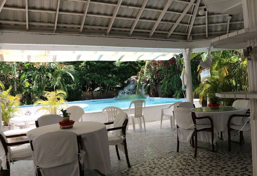 پانسیون Little Savoy Guest House