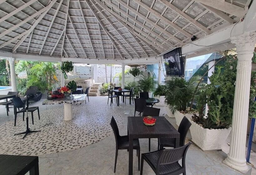 پانسیون Little Savoy Guest House