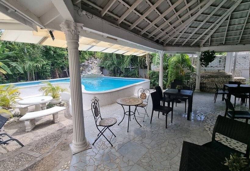 پانسیون Little Savoy Guest House