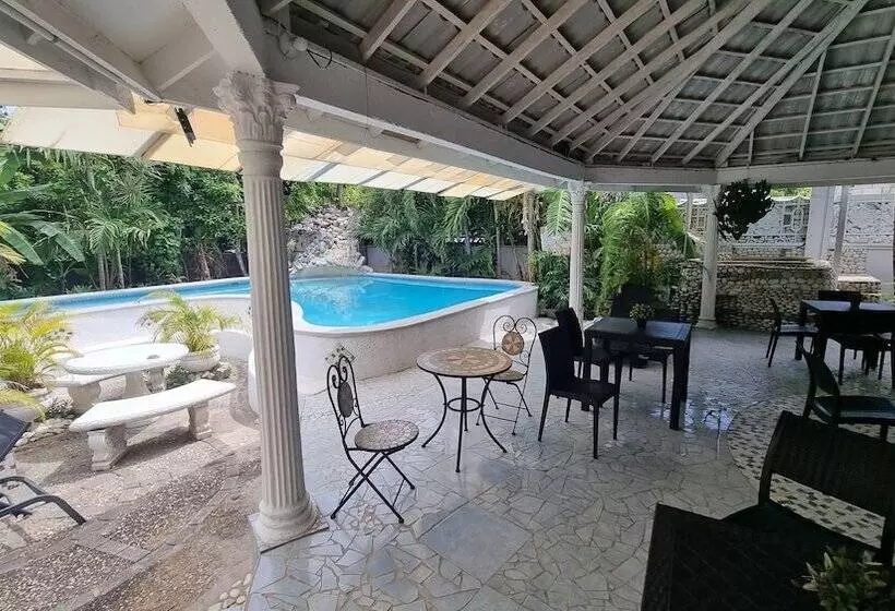 پانسیون Little Savoy Guest House