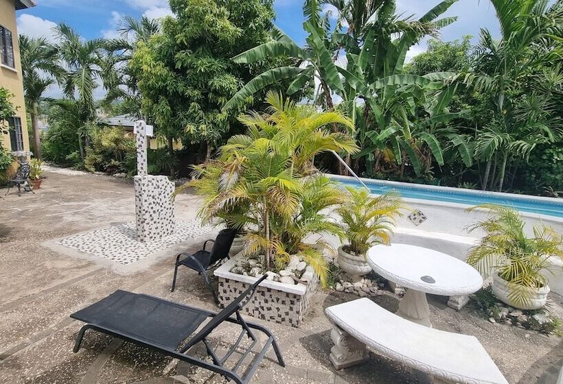 پانسیون Little Savoy Guest House