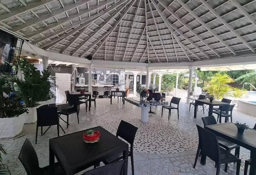 پانسیون Little Savoy Guest House