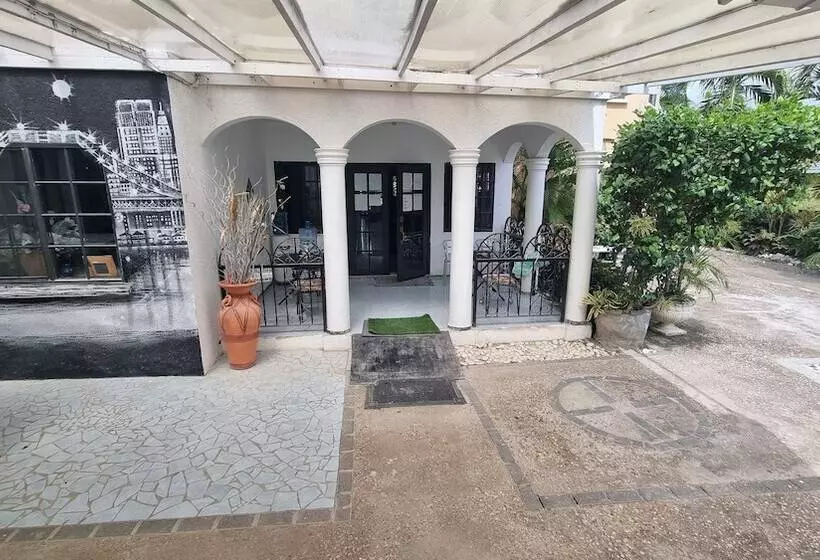 پانسیون Little Savoy Guest House