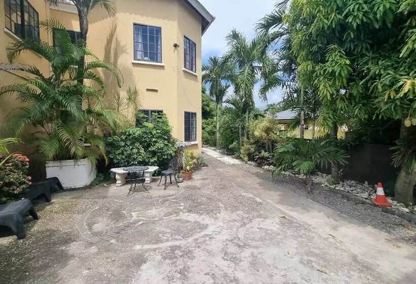 پانسیون Little Savoy Guest House