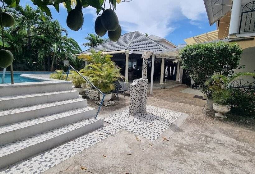 پانسیون Little Savoy Guest House