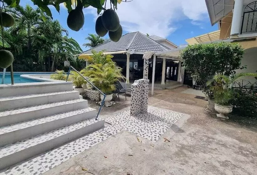 پانسیون Little Savoy Guest House