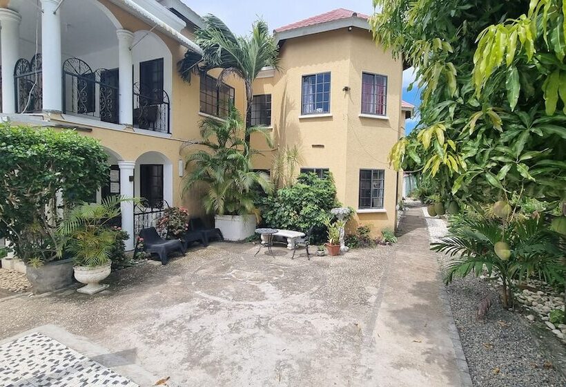 پانسیون Little Savoy Guest House