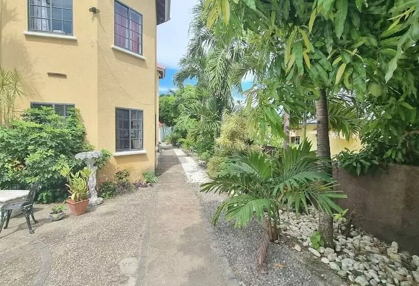 پانسیون Little Savoy Guest House