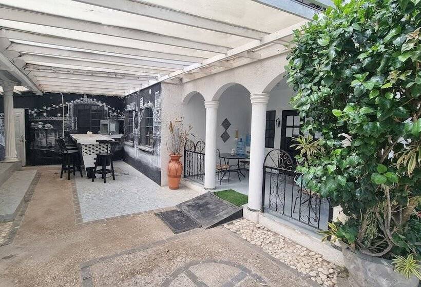 پانسیون Little Savoy Guest House