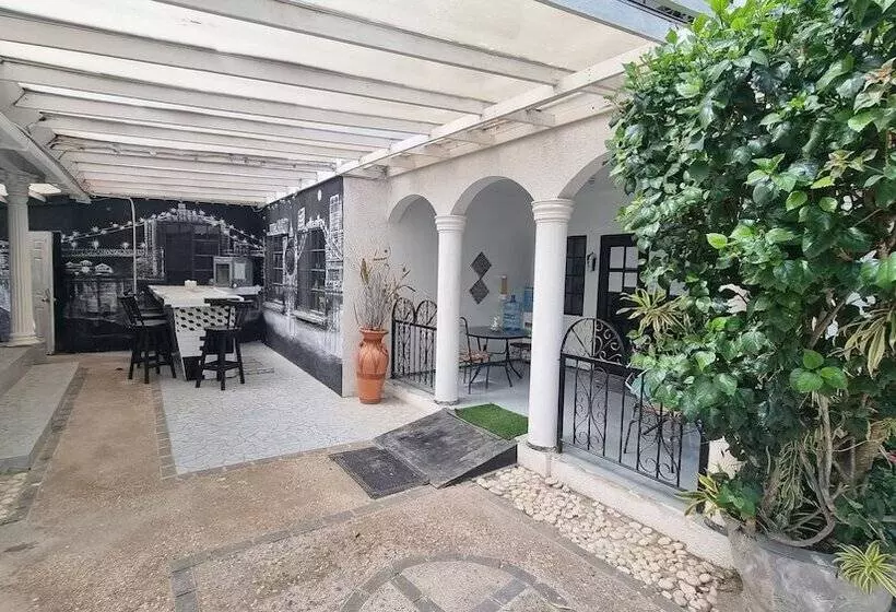 پانسیون Little Savoy Guest House