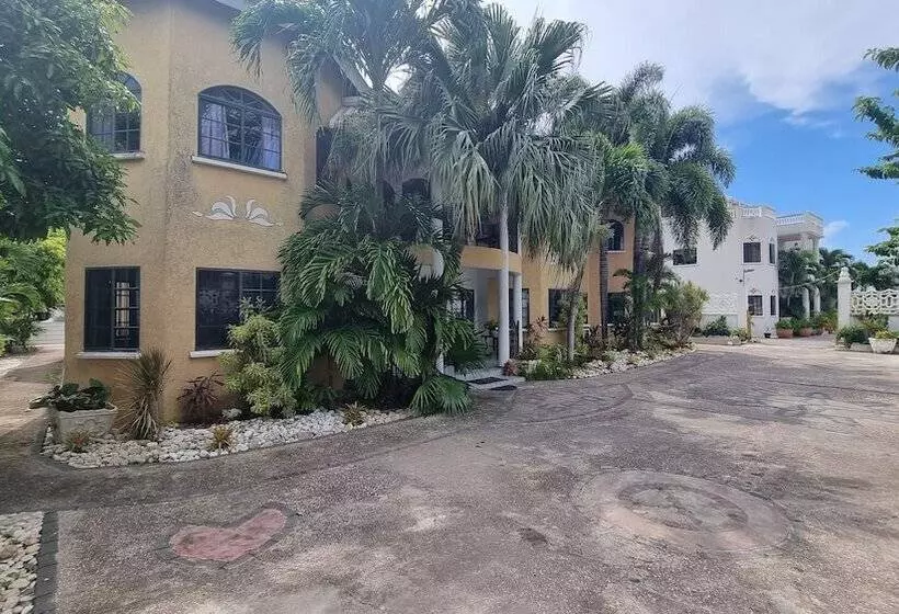 پانسیون Little Savoy Guest House