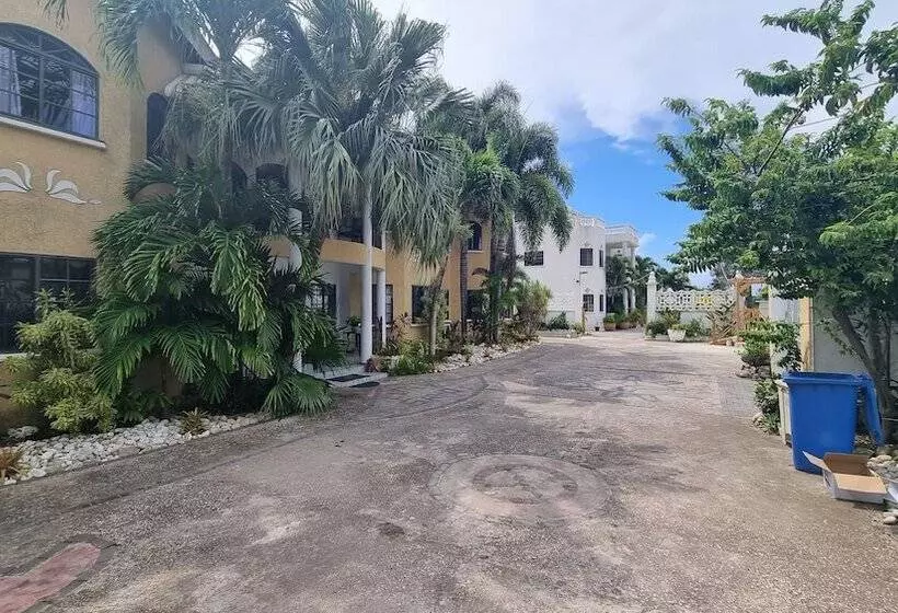 پانسیون Little Savoy Guest House