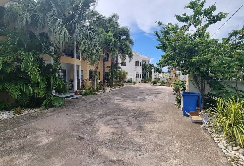 پانسیون Little Savoy Guest House