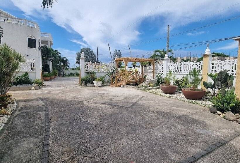 پانسیون Little Savoy Guest House