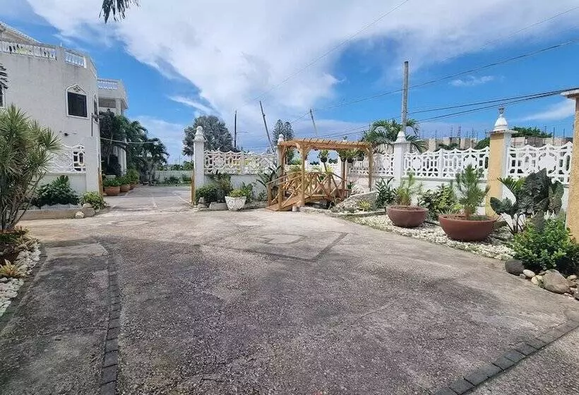 پانسیون Little Savoy Guest House