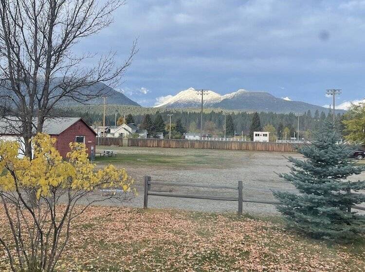 Курорт Travellers Rest Cabins And Rv Park