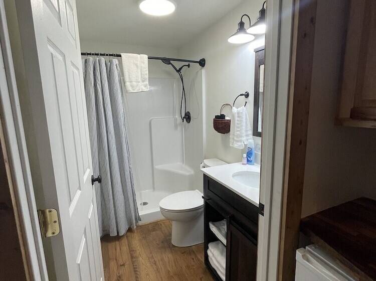 Курорт Travellers Rest Cabins And Rv Park