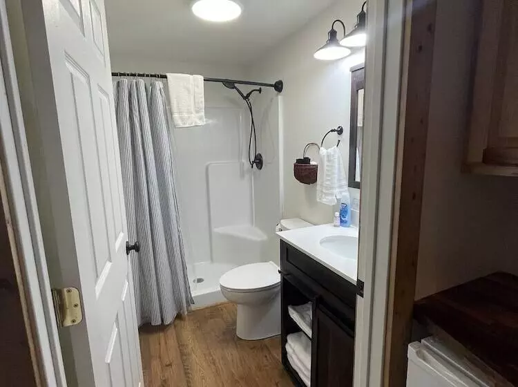 Lomakeskus Travellers Rest Cabins And Rv Park