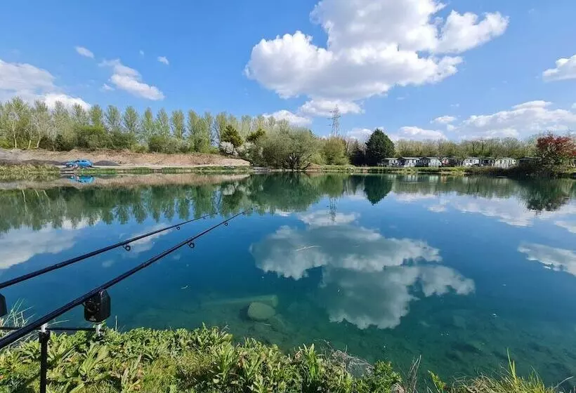 Hotelli Lakeside 28