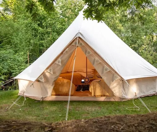 Hotelli Nine Yards Bell Tents At The Open