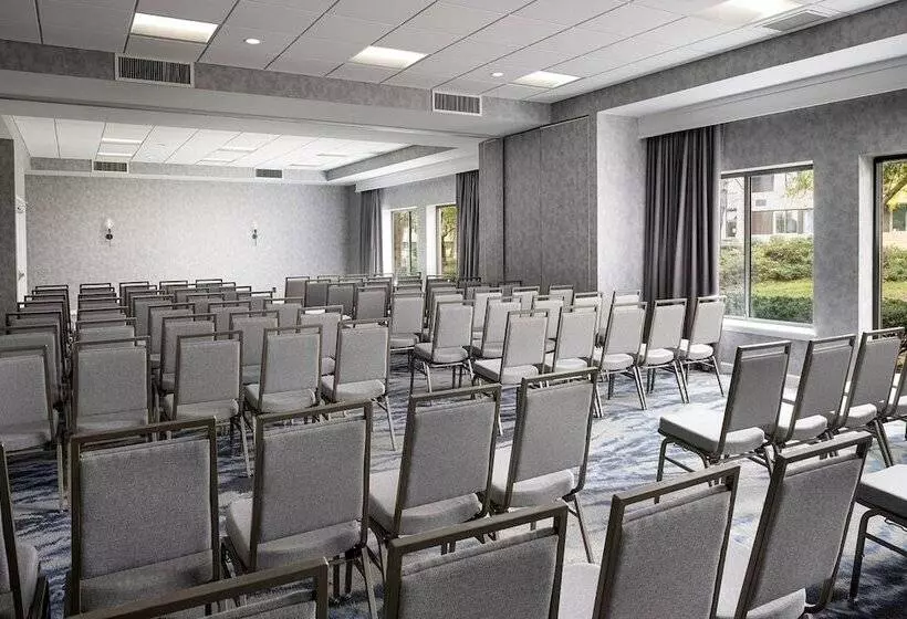 Hotelli Sheraton Grand Rapids Airport