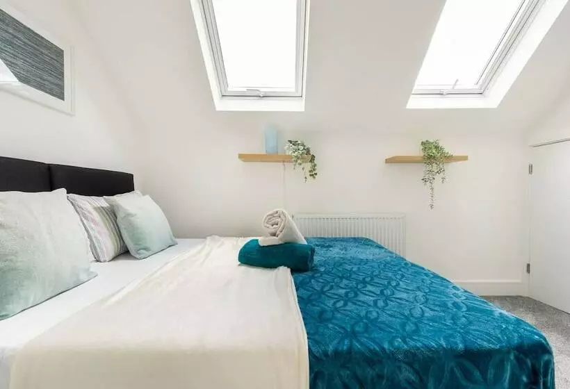 Residenssi Modern Apartment, Castle View Rochester, England